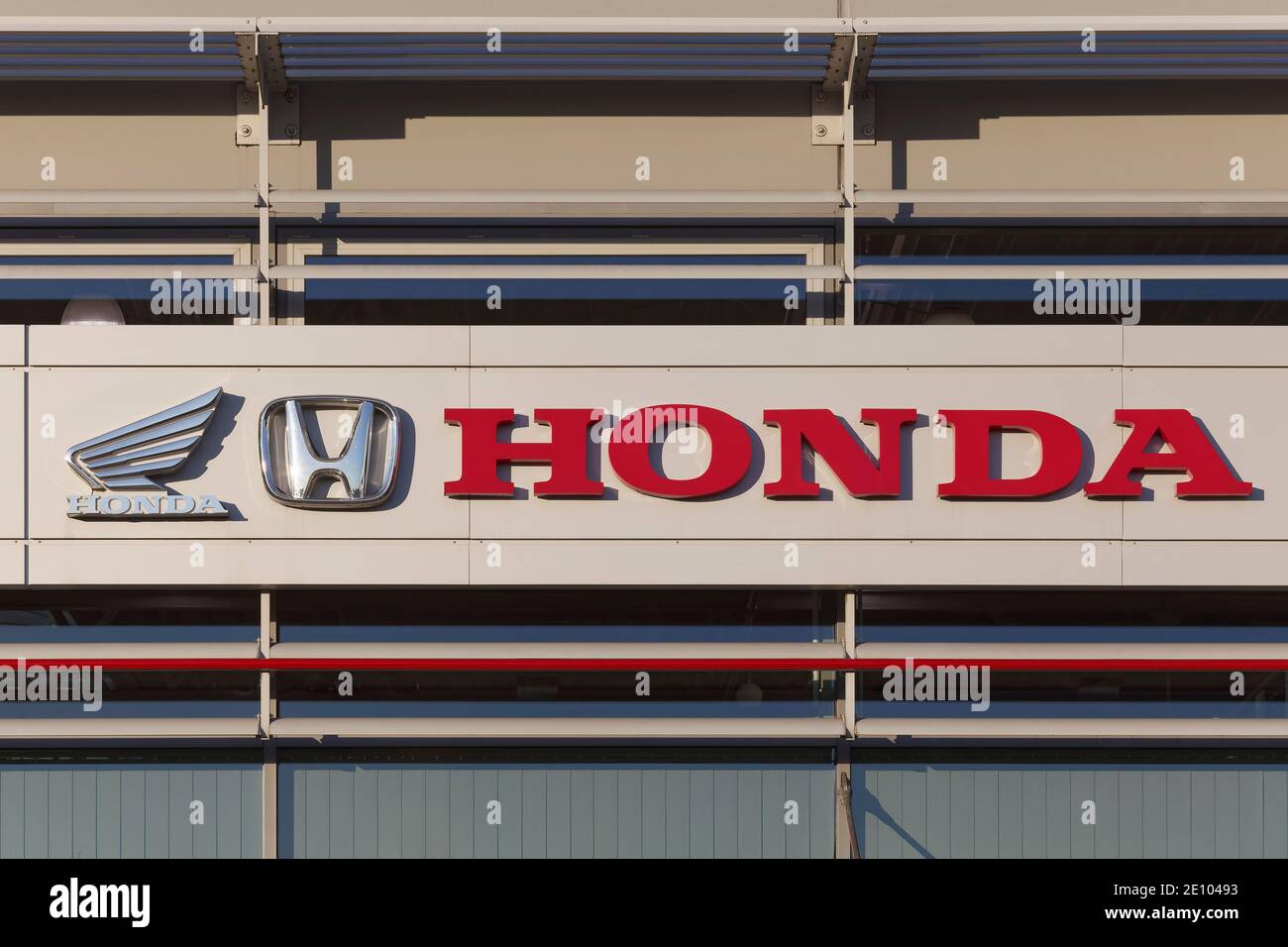 Honda, logo sur une concession automobile, marque automobile japonaise, Düsseldorf, Rhénanie-du-Nord-Westphalie, Allemagne, Europe Banque D'Images Honda, logo sur une concession automobile, marque automobile japonaise, Düsseldorf, Rhénanie-du-Nord-Westphalie, Allemagne, Europe Banque D'Images