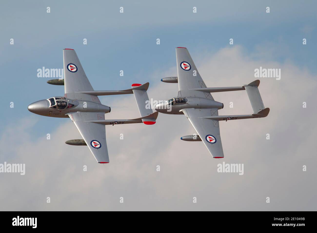 De Havilland Vampire deux avions en vol dans les marquages de la force aérienne royale norvégienne, Cambridgeshire, Angleterre, Royaume-Uni, Europe Banque D'Images