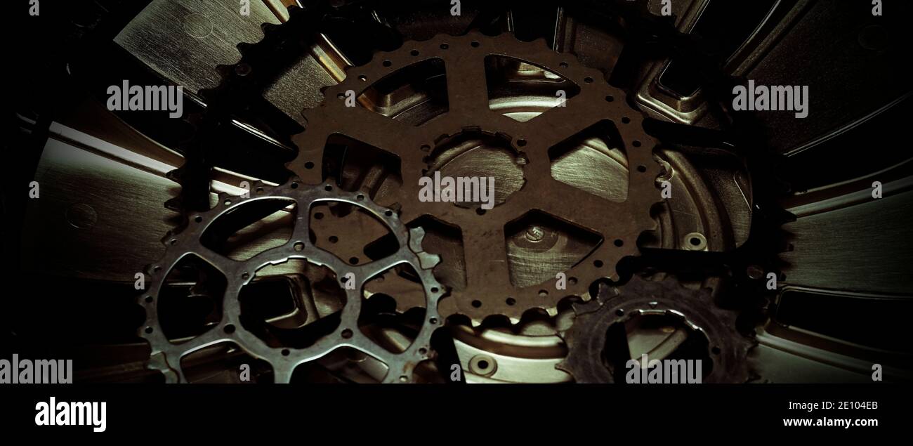Roues COG de bicyclettes à l'arrière d'un enjoliveur de roue. Steampunk. Vélo. Technique. Arrière-plan sombre avec pièces mécaniques. Roues dentées. Engrenages Banque D'Images