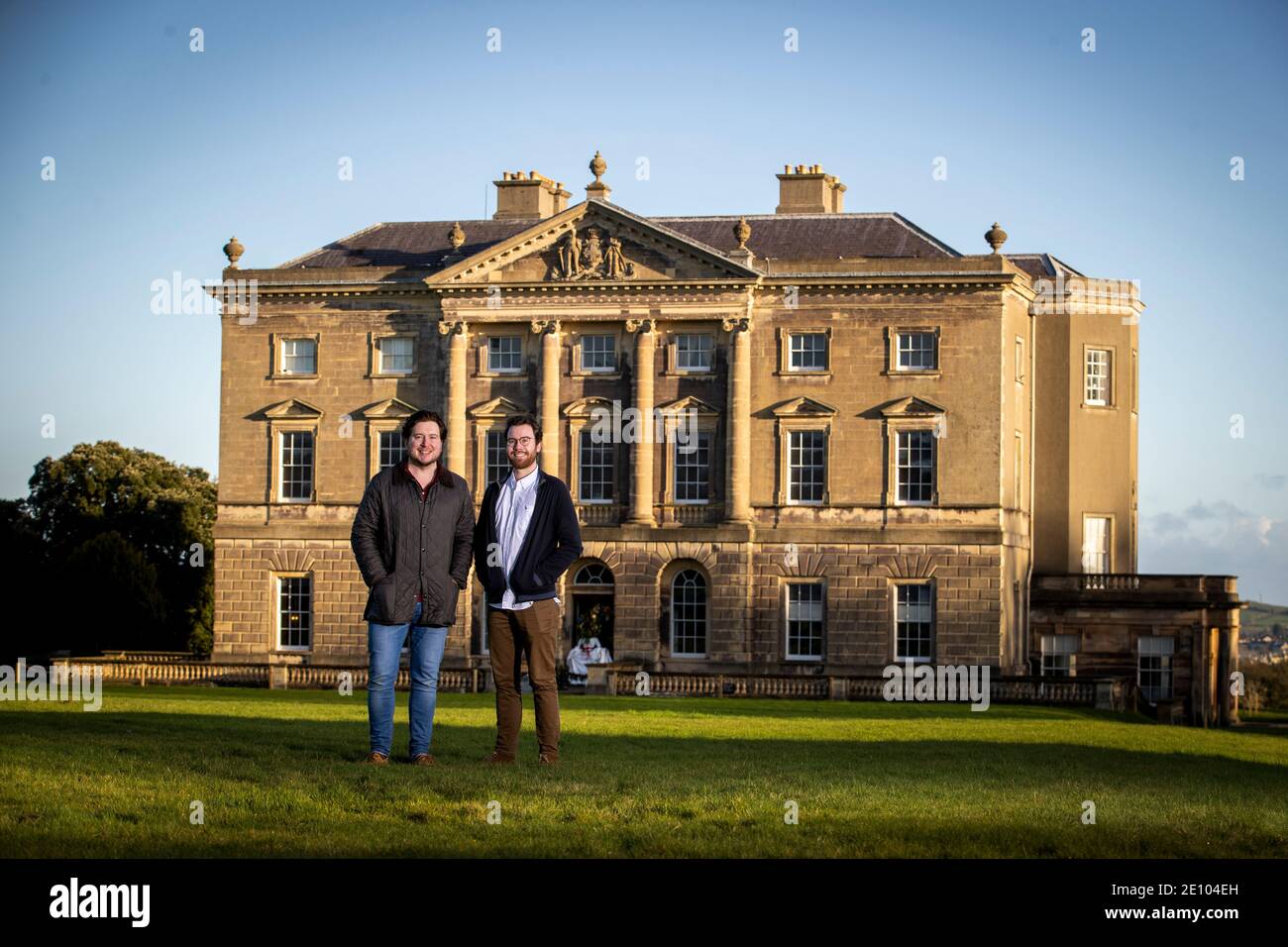 Neil Watt (à gauche), Collections du National Trust et gérant de la Maison à Castle Ward, avec son partenaire Kris Reid. Banque D'Images