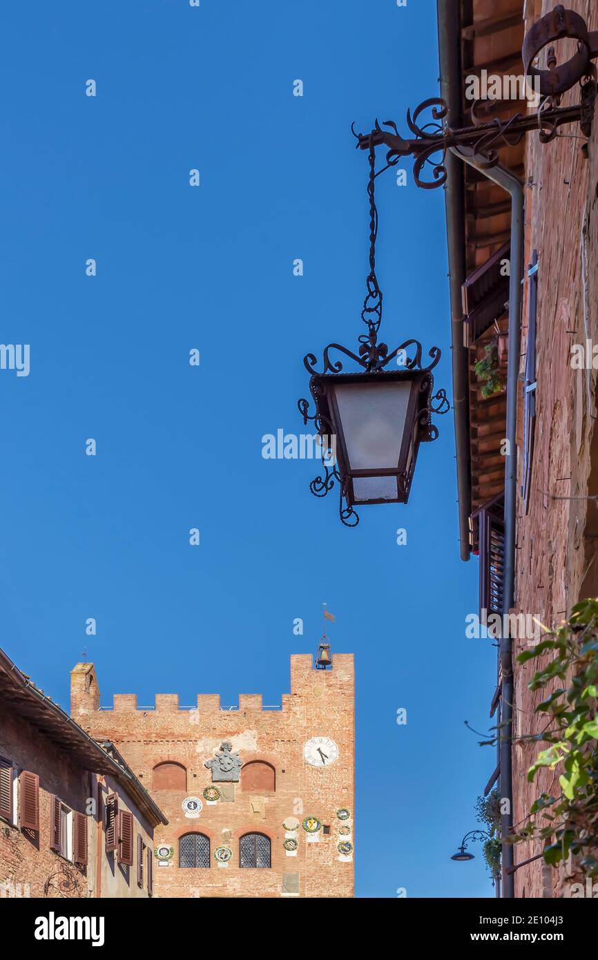 Le Palazzo Pretorio ou dei Vicari dans le centre historique de Certaldo Alto, dans la province de Florence, en Italie, avec une lampe en fer forgé dans le passé Banque D'Images Le Palazzo Pretorio ou dei Vicari dans le centre historique de Certaldo Alto, dans la province de Florence, en Italie, avec une lampe en fer forgé dans le passé Banque D'Images