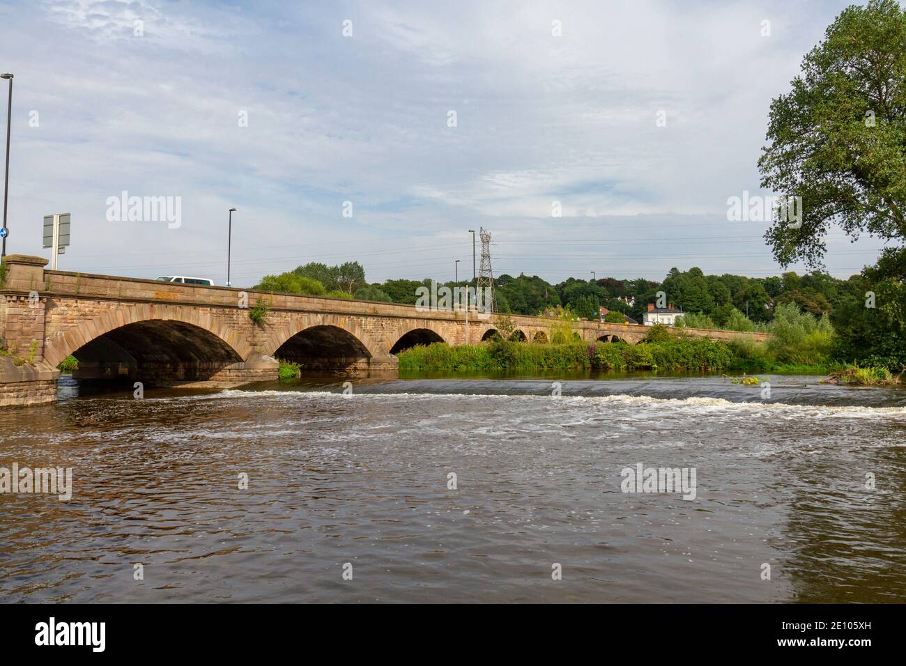 Vue sur le pont Trent (vers 1864) et la rivière Trent, Burton upon Trent, (Burton-on-Trent ou Burton), une ville marchande de Staffordshire, Royaume-Uni. Banque D'Images