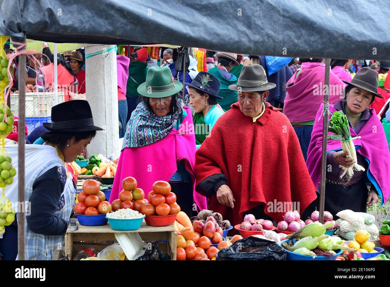 Ventes de légumes au marché hebdomadaire, Tixán, province de Chimborazo, Equateur, Amérique du Sud Banque D'Images