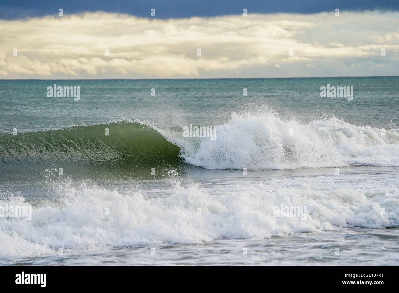 Vagues sur la côte en Espagne, Andalousie, Espagne. Banque D'Images