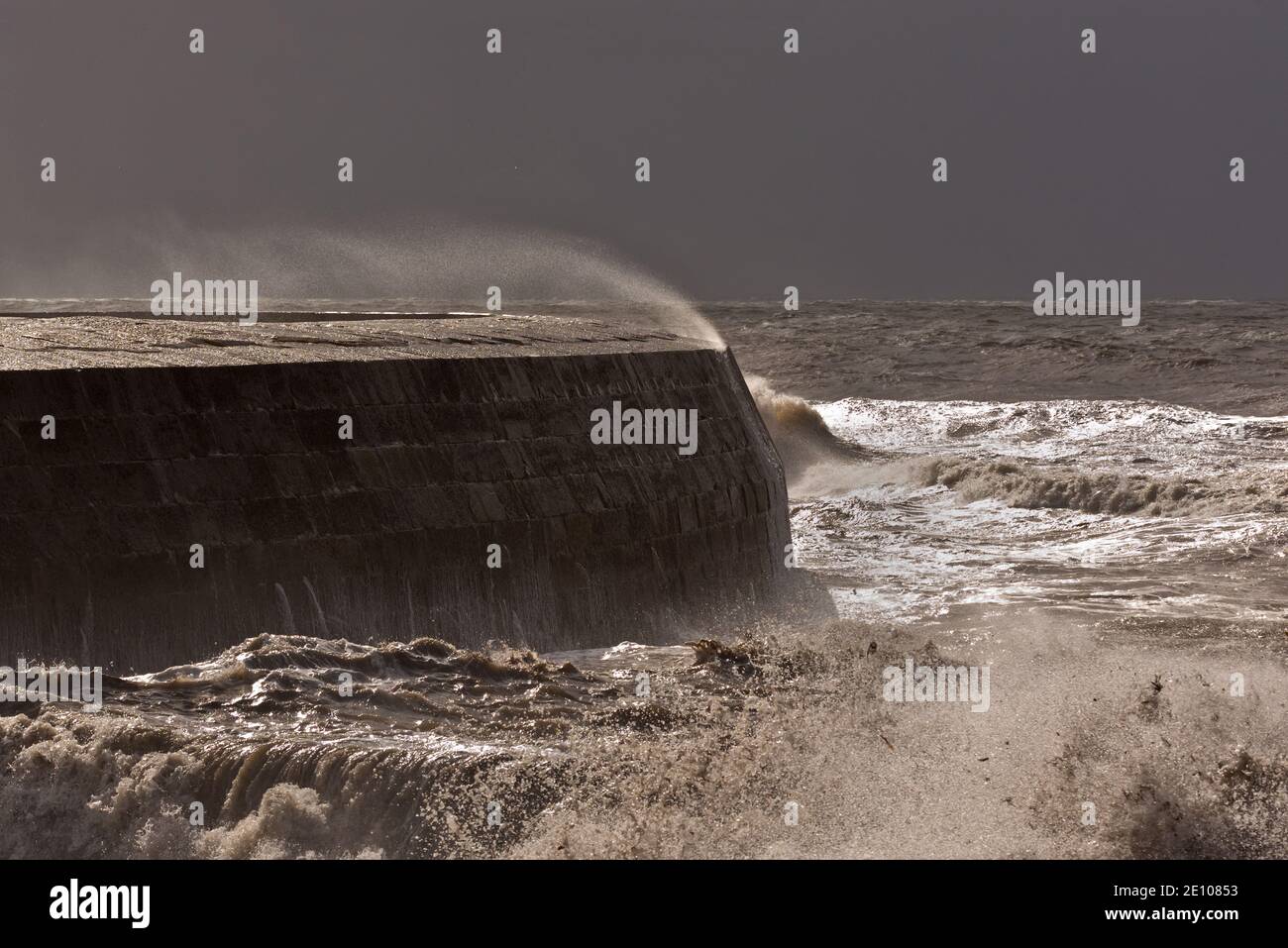 Storm Francis frapper la Cobb à Lyme Regis à Dorset, Angleterre Royaume-Uni en août 2020 et envoyant des vagues s'écrasant sur les digues. Banque D'Images