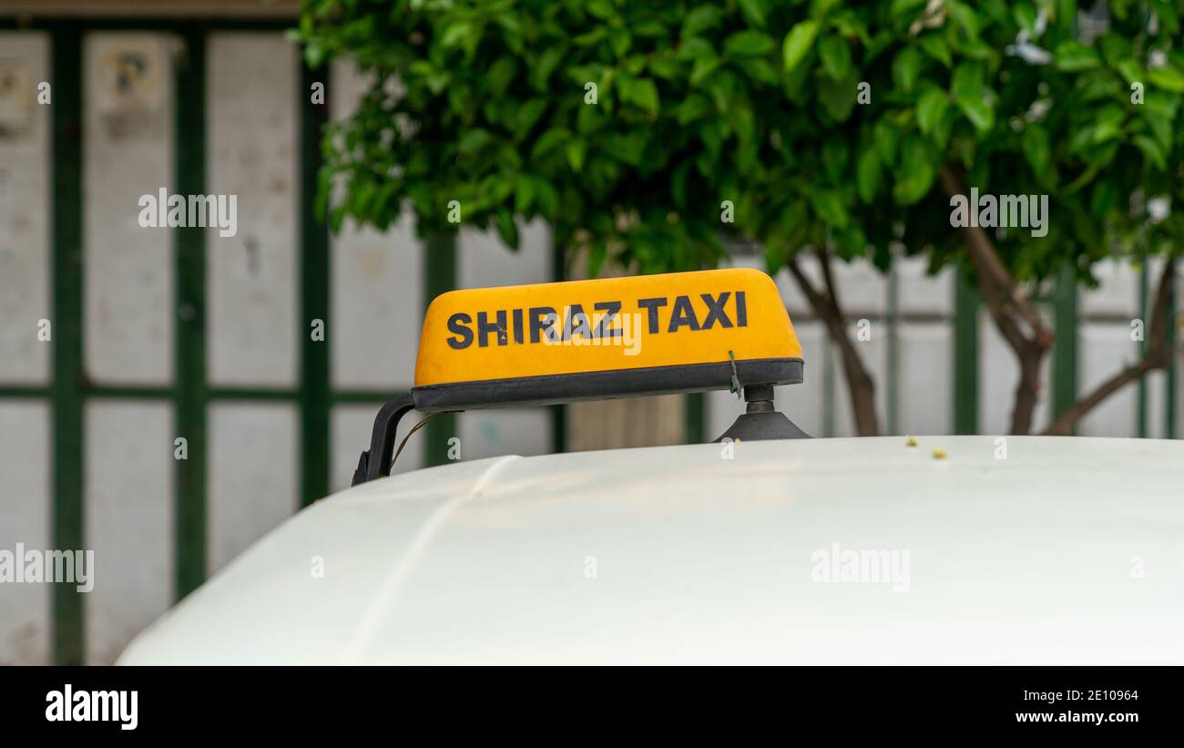 Signe de taxi Shiraz sur une voiture à Shiraz, Iran Banque D'Images
