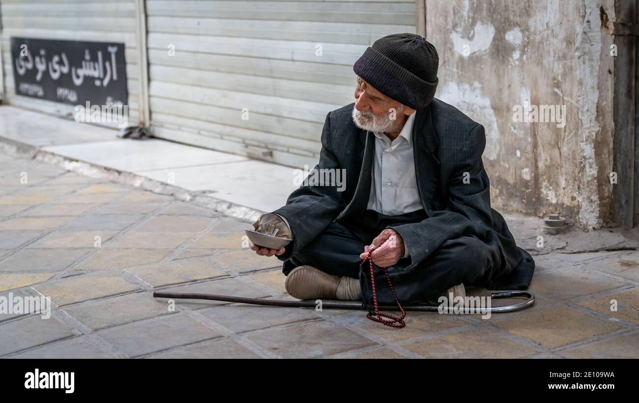 Yazd, Iran - Mai 2019 : ancien mendiant musulman assis dans une rue de la ville de Yazd Banque D'Images