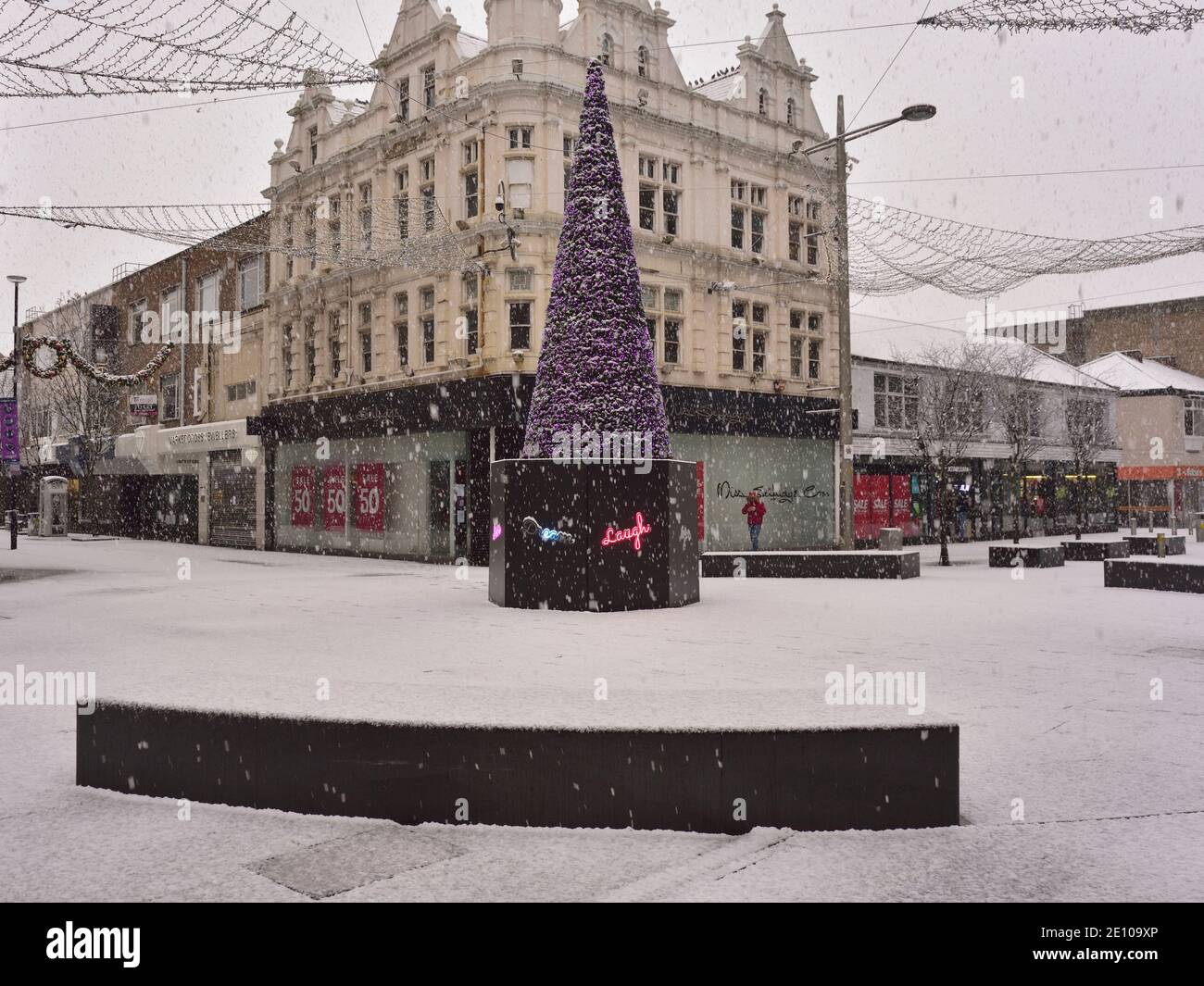 Arbre de Noël, centre-ville de Middlesbrough, à l'extérieur de Miss Selfridge, dans la neige. Banque D'Images