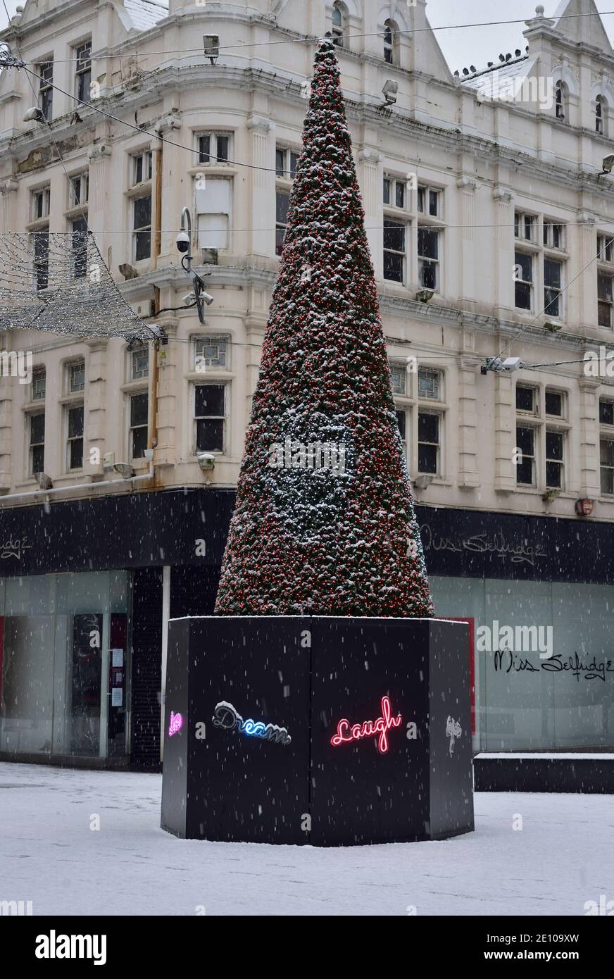 Arbre de Noël, centre-ville de Middlesbrough, à l'extérieur de Miss Selfridge, dans la neige. Banque D'Images