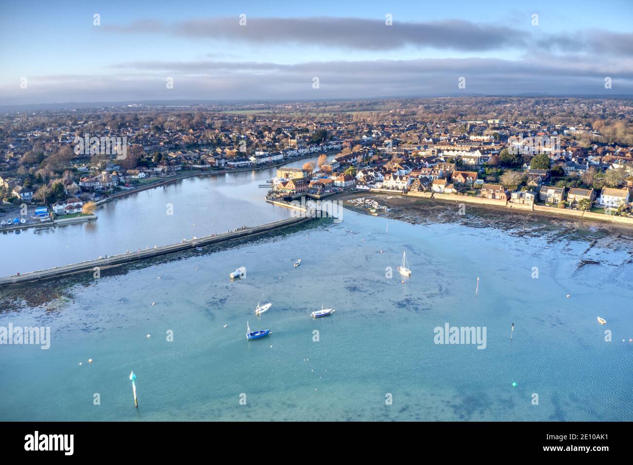 Magnifique front de mer d'Emsworth avec bateaux et bateaux amarrés à cet endroit idyllique vue aérienne. Banque D'Images