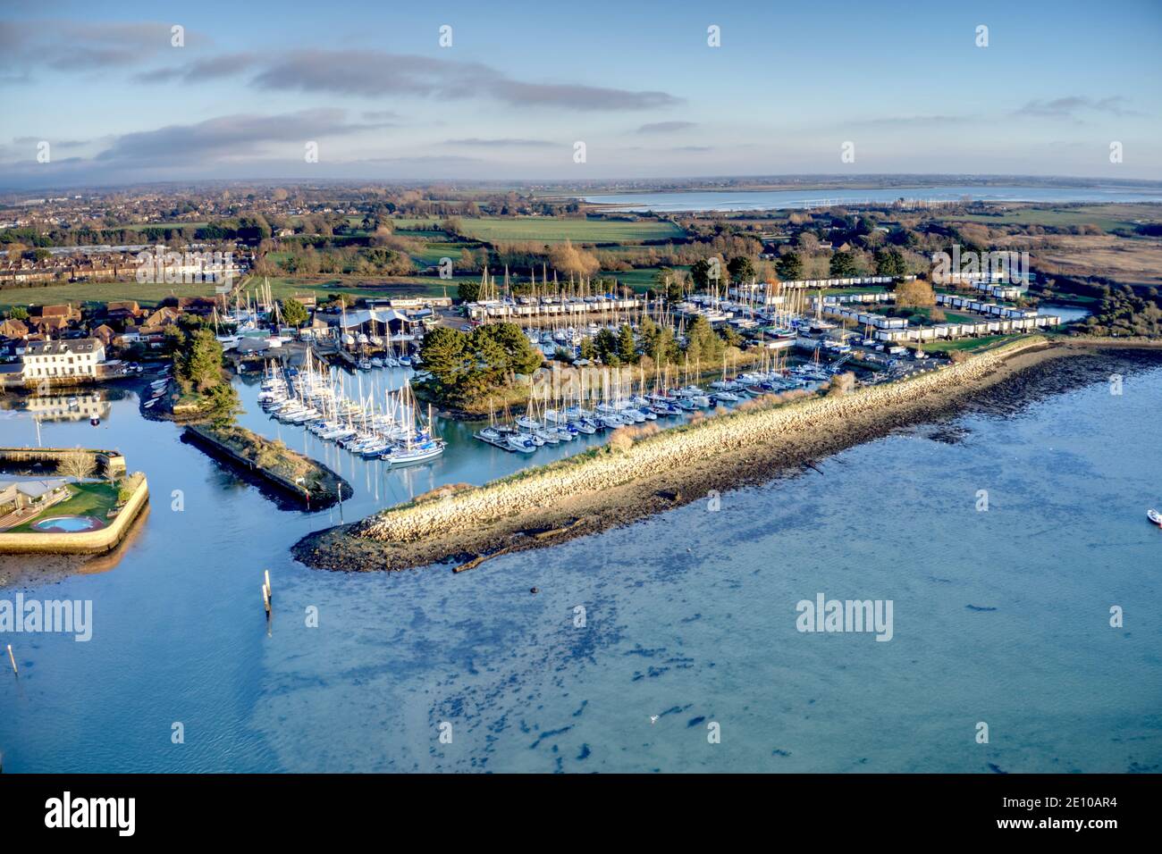 Vue aérienne vers le port de plaisance d'Emsworth avec l'estuaire en vue de ce lieu de navigation populaire dans le sud de l'Angleterre. Banque D'Images