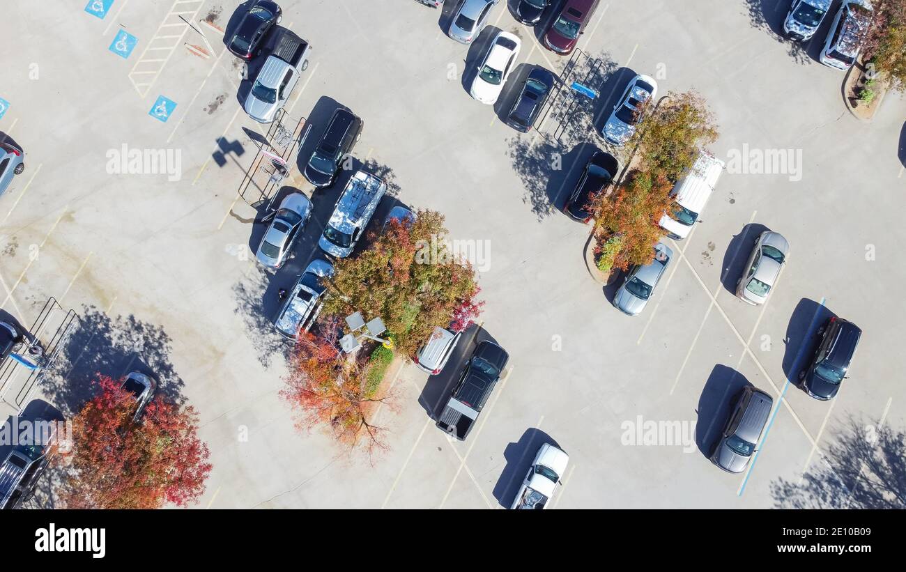 Vue de dessus parking occupé avec panneaux de signalisation de  stationnement désactivé priorité à l'épicerie dans la journée ensoleillée  d'automne près de Dallas, Texas, Amérique. Garage extérieur aérien Photo  Stock - Alamy