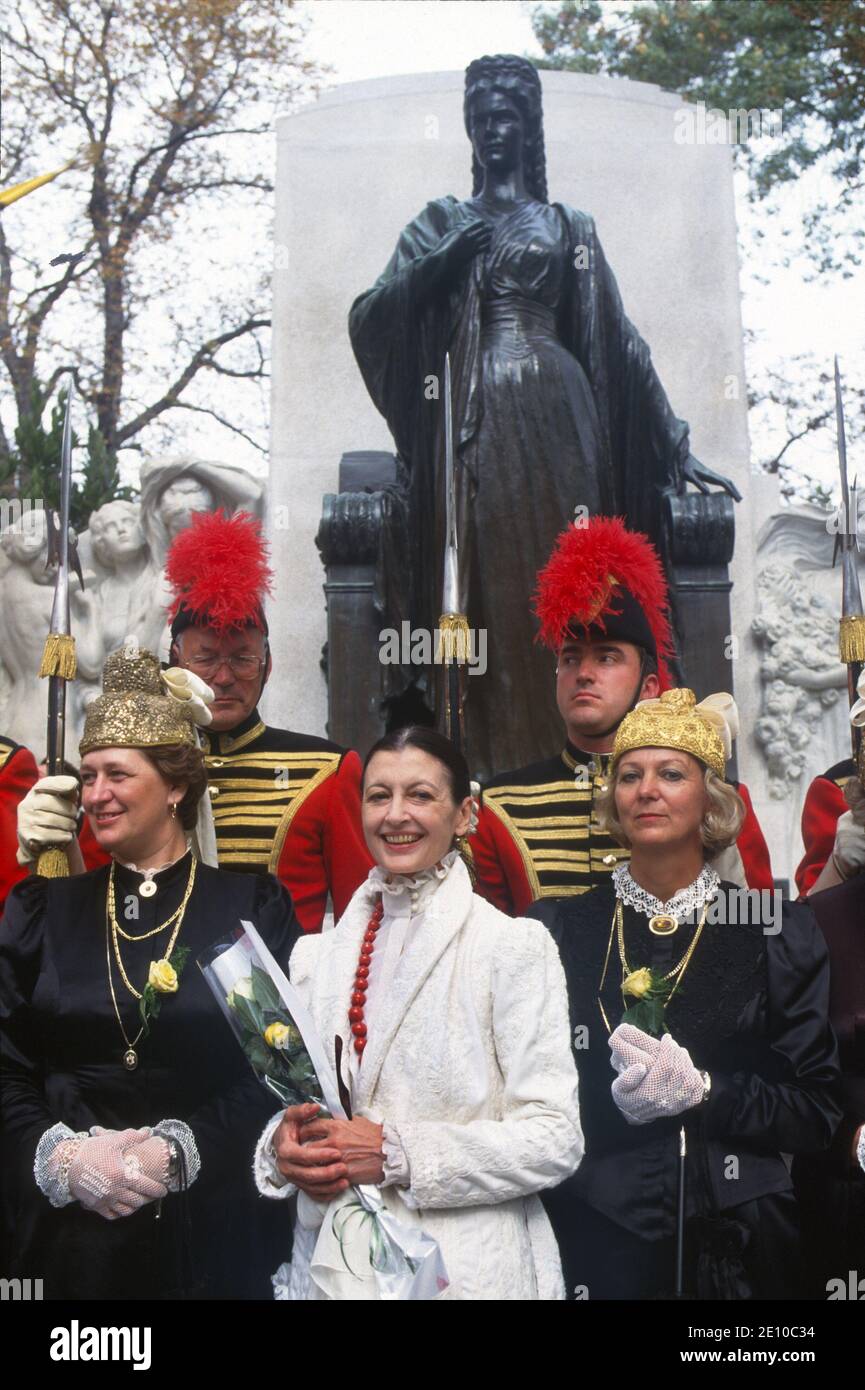 Le 5 octobre 1997 est déplacé à Trieste, ville italienne mais longtemps sous l'Empire austro-hongrois, le monument, enlevé en 1921, à la princesse Elizabeth d'Autriche 'issi', épouse de l'empereur Franz Joseph. Pour l'occasion rassemble un grand nombre de nostalgiques et fans de l'Empire, avec des uniformes et des vêtements vintage. La danseuse Carla Fraci, patronne de l'événement Banque D'Images