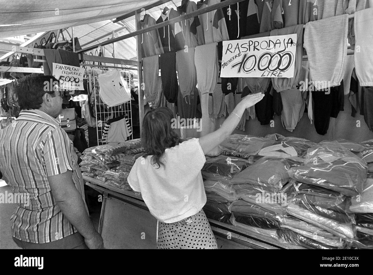 - Trieste, marché en plein air fréquenté par les citoyens yougoslaves traversant la frontière à la recherche de vêtements occidentaux (juillet 1989) - Trieste, mercato all'aperto frequento da cittadini yougoslavi che atraversano la frontiera in cerca di capi di abbigliamento occidentali (Luglio 1989) Banque D'Images