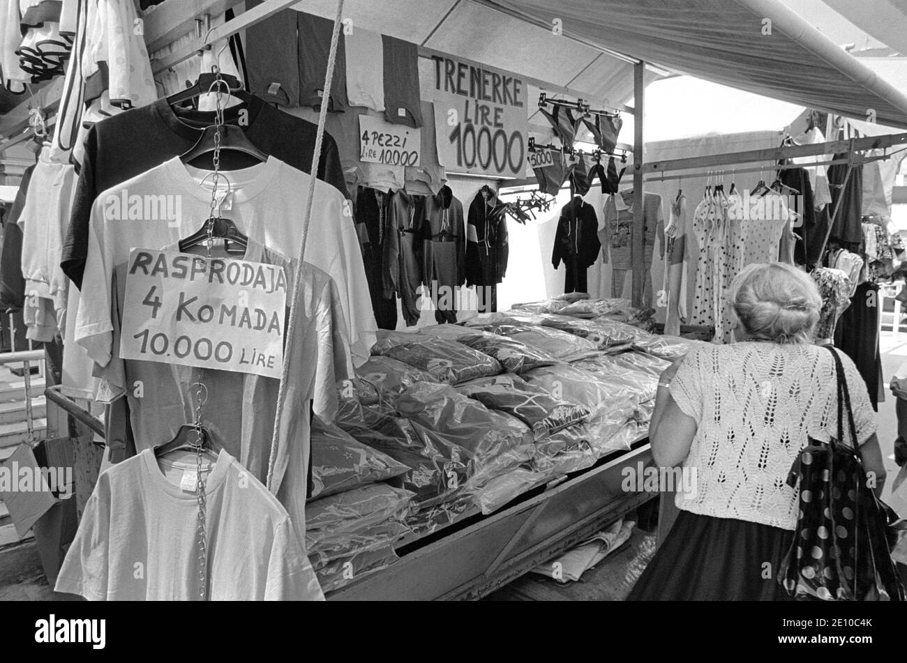 - Trieste, marché en plein air fréquenté par les citoyens yougoslaves traversant la frontière à la recherche de vêtements occidentaux (juillet 1989) - Trieste, mercato all'aperto frequento da cittadini yougoslavi che atraversano la frontiera in cerca di capi di abbigliamento occidentali (Luglio 1989) Banque D'Images