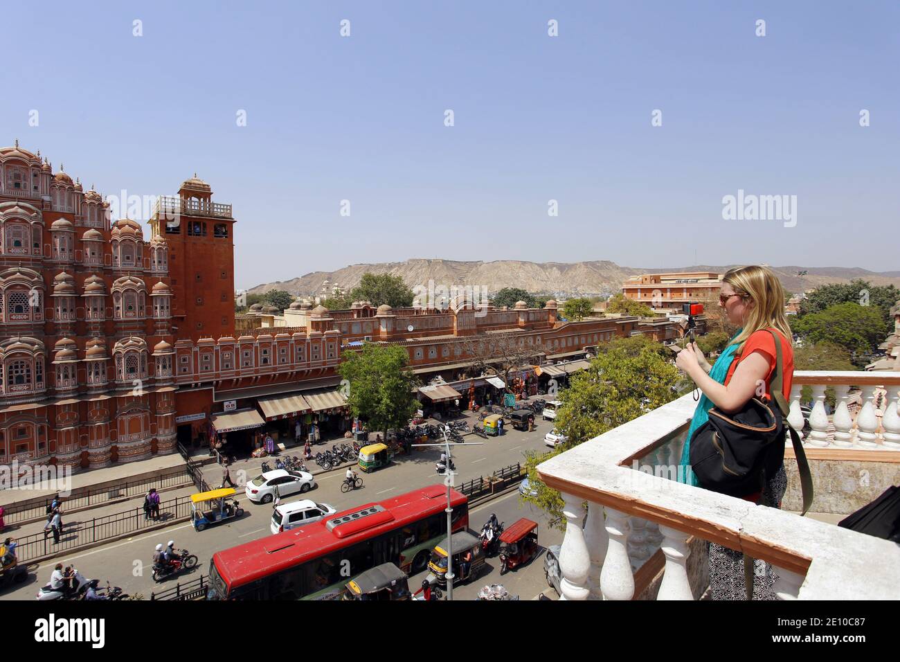 Jeune femme touriste prenant des photos vidéo de Hawa Mahal, ou Pink Palace (littéralement 'Palais des vents), Jaipur Inde Banque D'Images