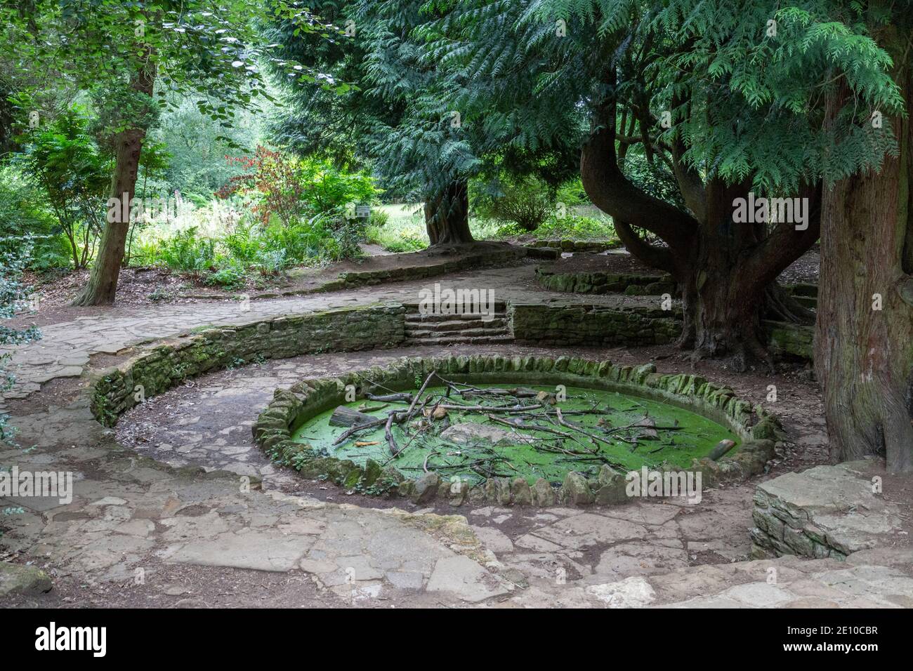 Jardin en contrebas dans le domaine de l'abbaye de Delapré, Northampton, East Midlands, Royaume-Uni. Banque D'Images