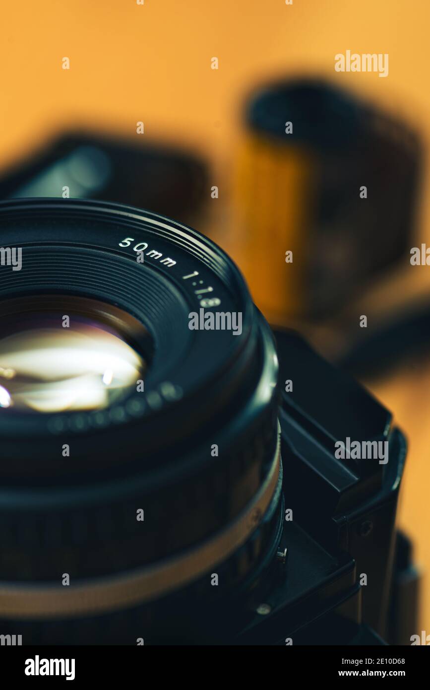 Image fixe d'une caméra analogique avec un film négatif 35 mm sur fond en bois. Banque D'Images