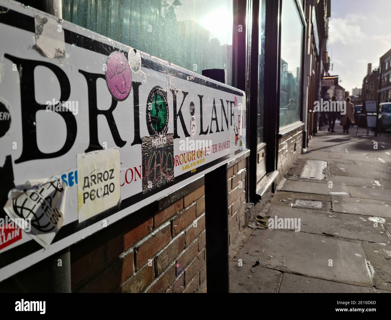 Le panneau de rue pour Brick Lane dans l'extrémité est de Londres qui est une attraction avec son marché du dimanche dans un cadre de la culture urbaine. Banque D'Images