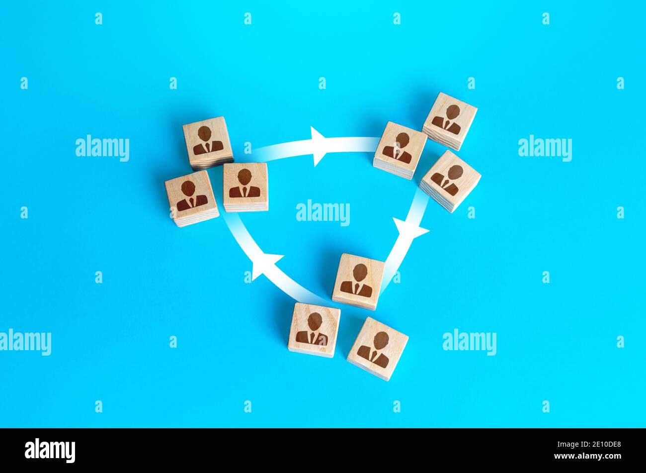 Trois groupes de personnes sont reliés par des lignes. Interagir et joindre des forces avec d'autres équipes. Aide à l'exécution des tâches. Coordination et shari Banque D'Images