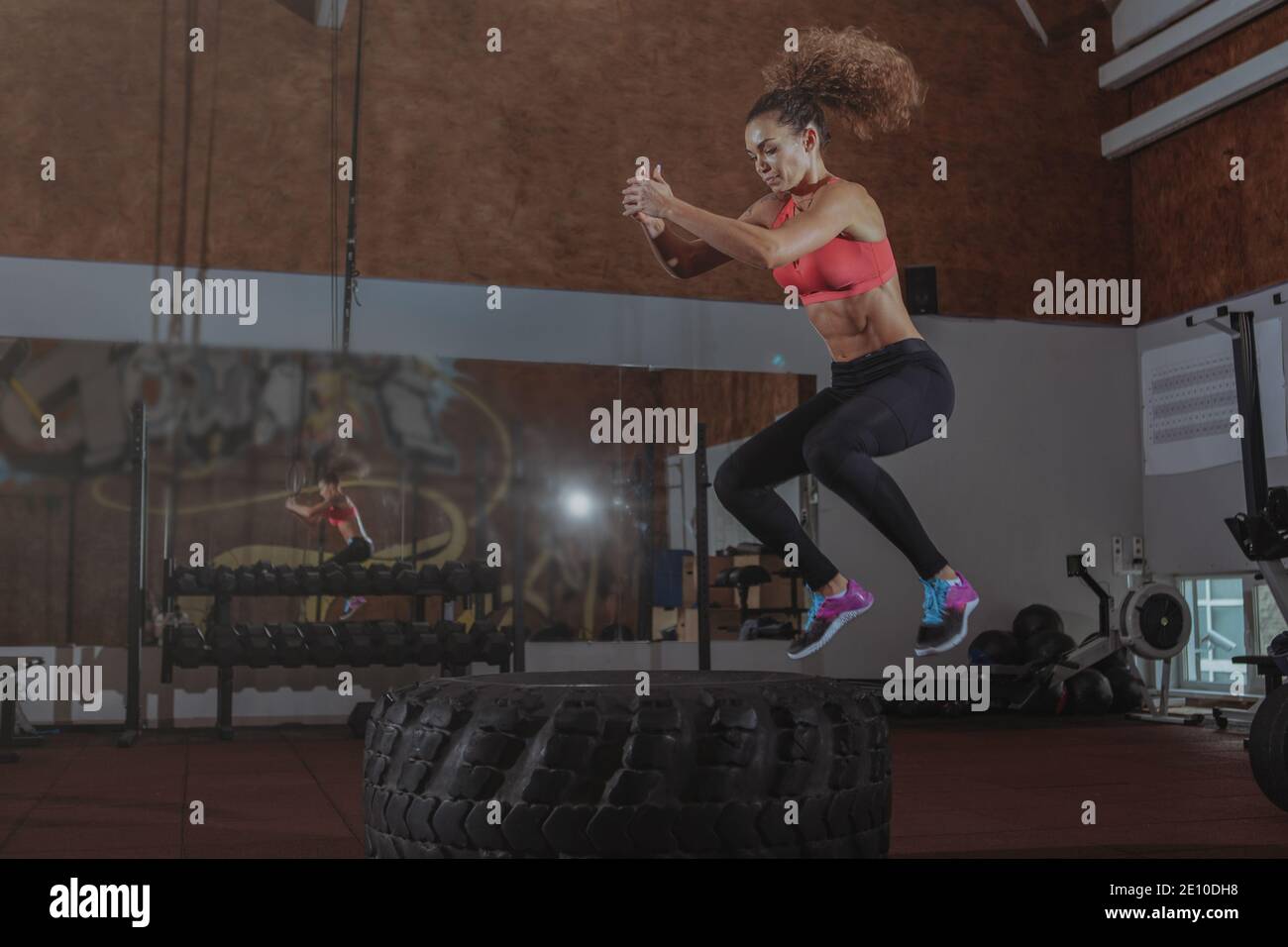 Belle tenue sportswoman s'entraînant à crossfit Box Gym, sautant sur un  énorme pneu. Athlète Energectic femme crossfit travaillant sur son  endurance et Photo Stock - Alamy