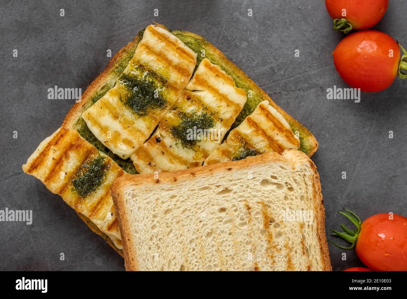 sandwich grillé au fromage halloumi et aux tomates cerises. Banque D'Images