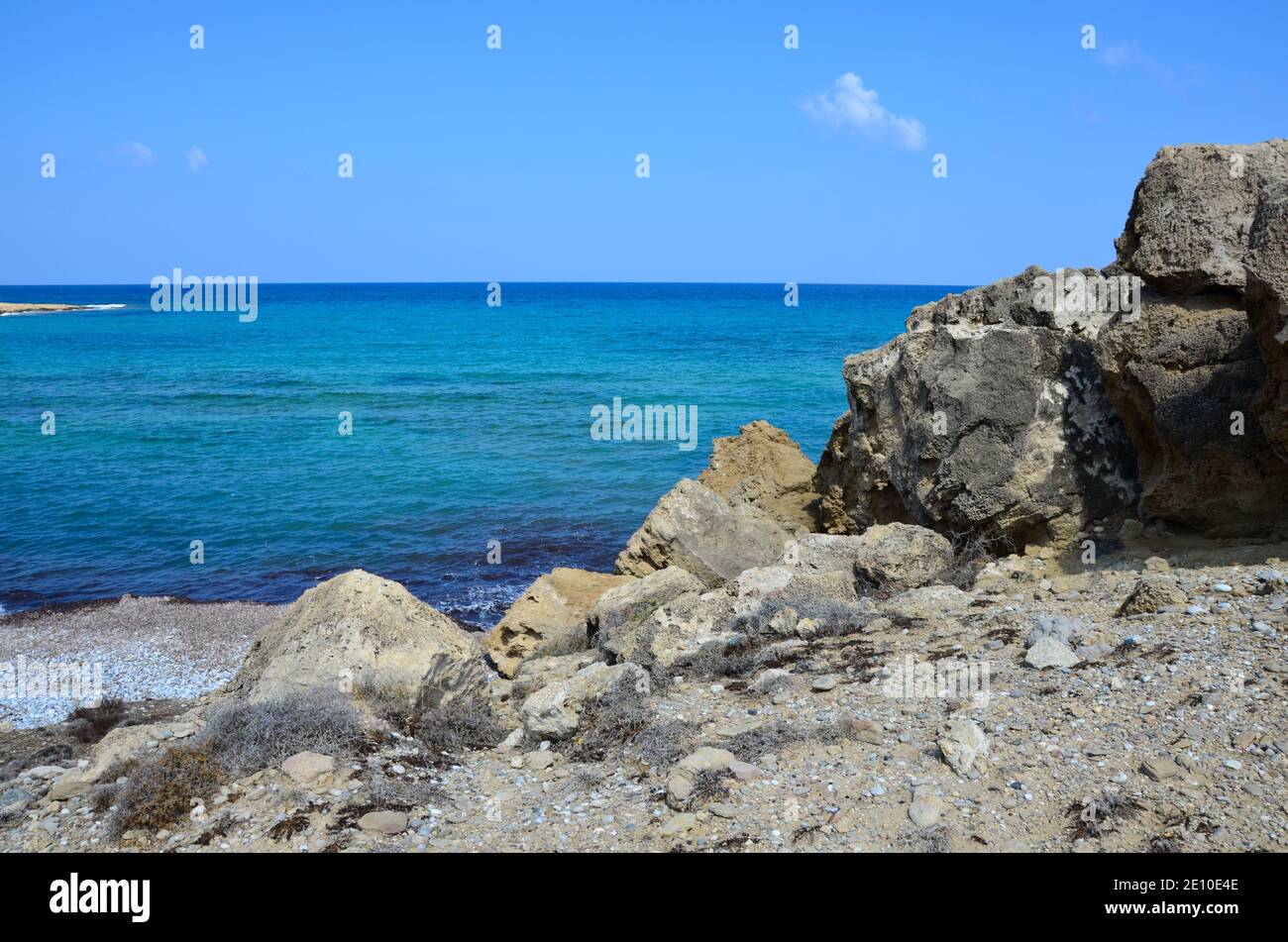 Belle vue sur la mer et la plage au printemps-été avec turquoise la vie marine Banque D'Images