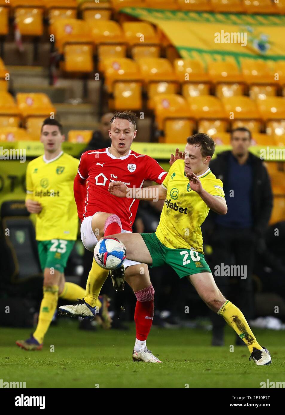 Oliver Skipp de Norwich City et Cauley Woodrow de Barnsley en action - Norwich City v Barnsley, Sky Bet Championship, Carrow Road, Norwich, Royaume-Uni - 2 janvier 2020 usage éditorial seulement - restrictions DataCo Banque D'Images