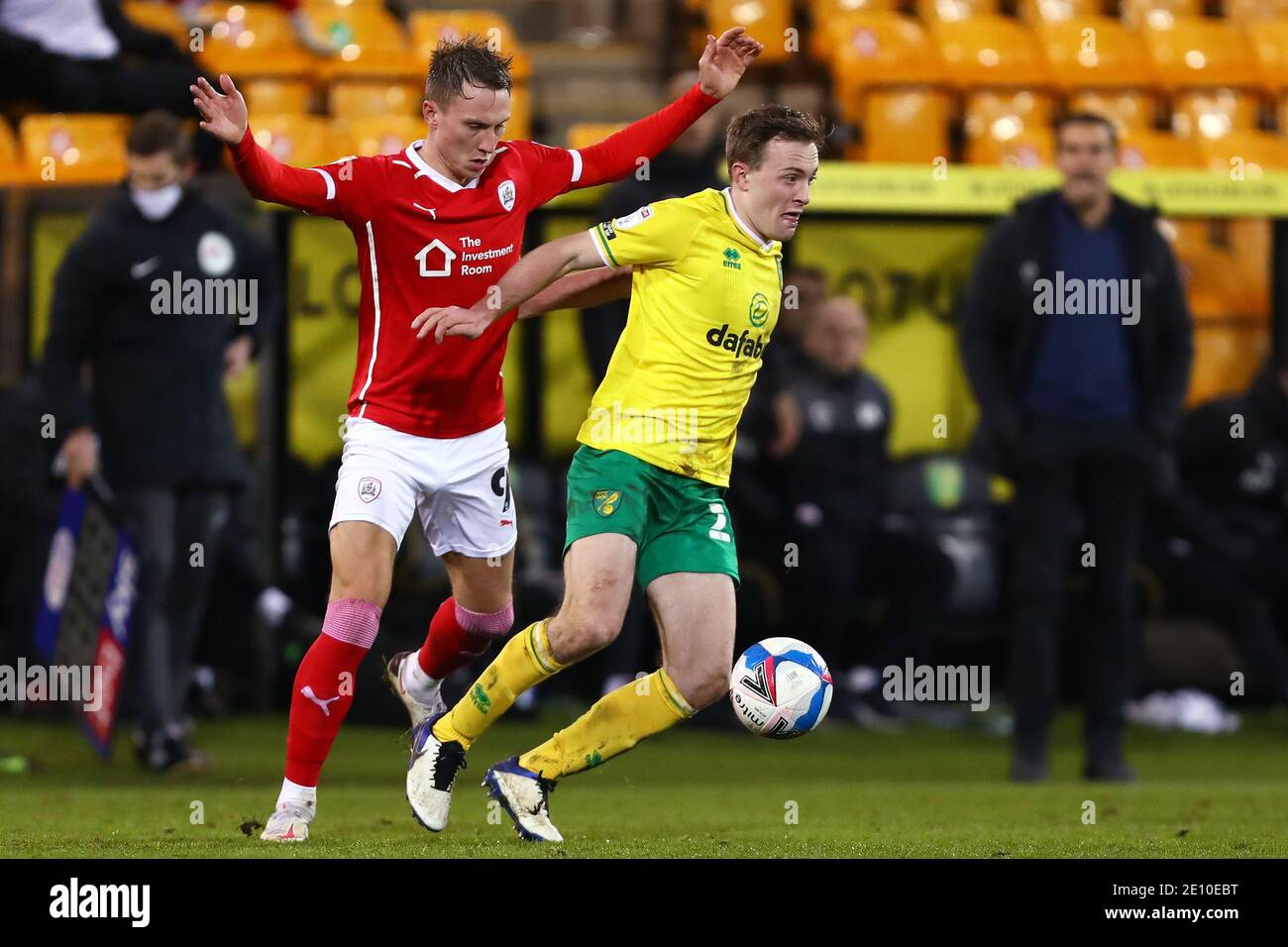 Oliver Skipp de Norwich City et Cauley Woodrow de Barnsley - Norwich City v Barnsley, Sky Bet Championship, Carrow Road, Norwich, Royaume-Uni - 2 janvier 2020 usage éditorial seulement - restrictions DataCo Banque D'Images
