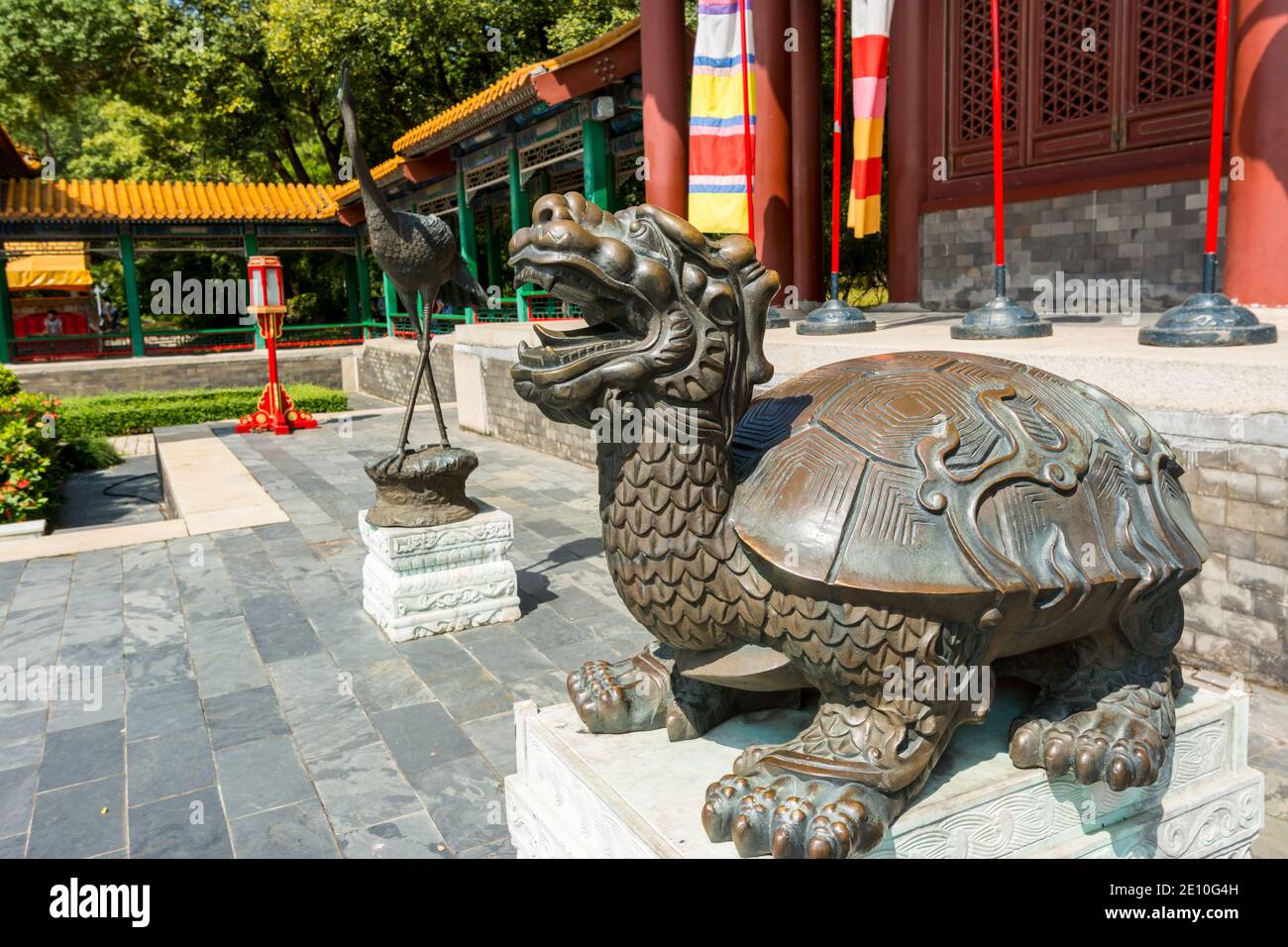 Culture traditionnelle chinoise, ancienne statue de tortue de bronze en face du Palais de New Yuan Ming à Zhuhai, en Chine. Banque D'Images
