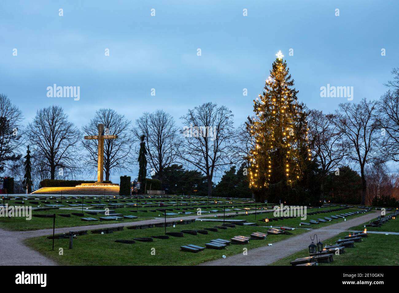 Sankariristi, une croix de bronze de Wäinö Aaltonen, et un arbre de Noël derrière des tombes militaires dans le cimetière de Hietaniemi, Helsinki, Finlande Banque D'Images
