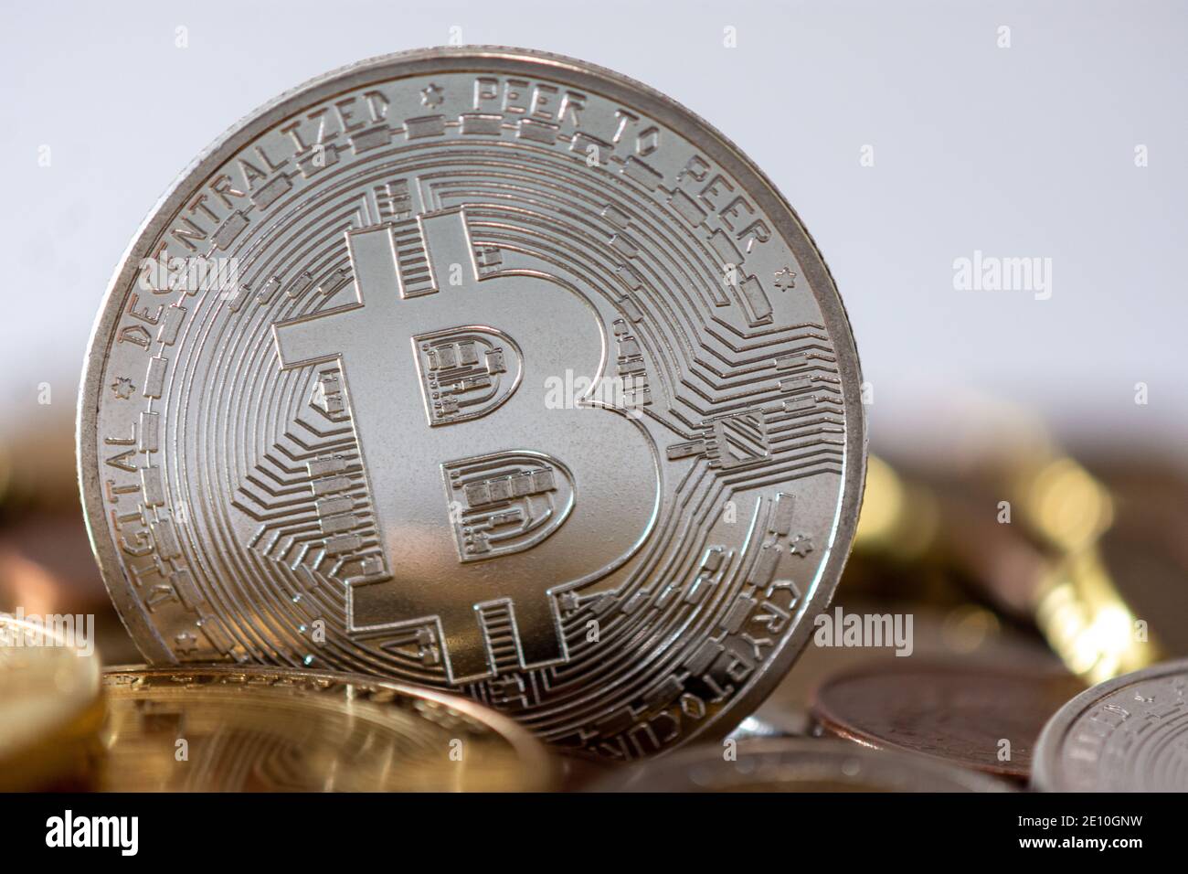 Un bitcoin d'argent se tenant parmi de nombreuses pièces floues. Le Bitcoin est une crypto-monnaie, une monnaie numérique décentralisée sans banque centrale Banque D'Images