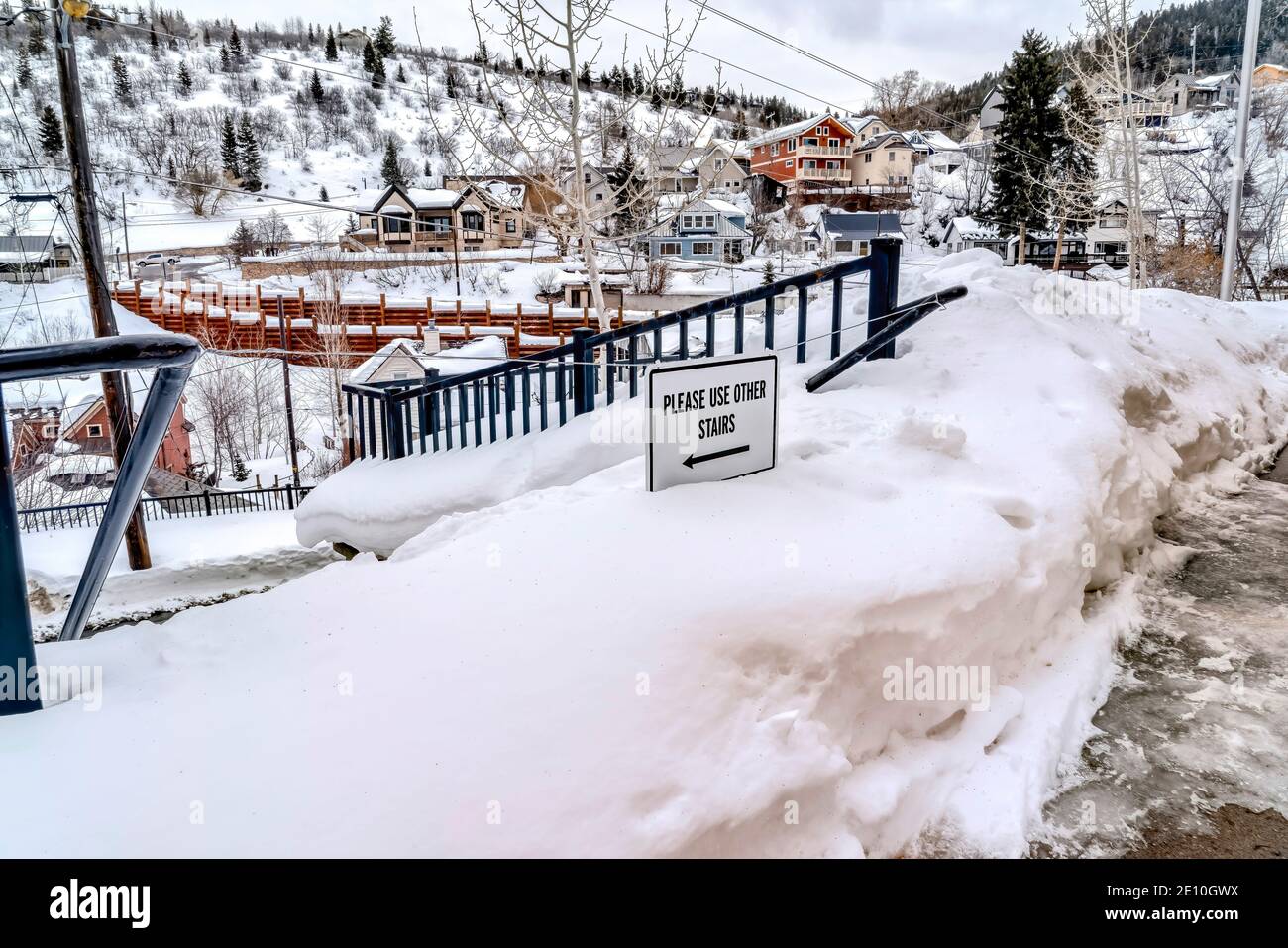 Ville de montagne avec impraticable neigeuse dans l'escalier extérieur sur un nuageux jour d'hiver Banque D'Images