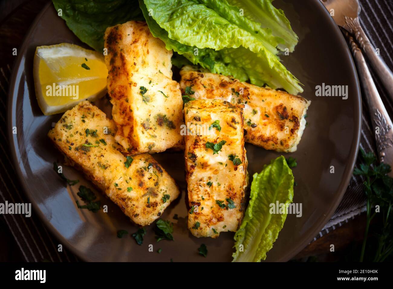 Filet de poisson cuit avec citron et laitue Banque D'Images