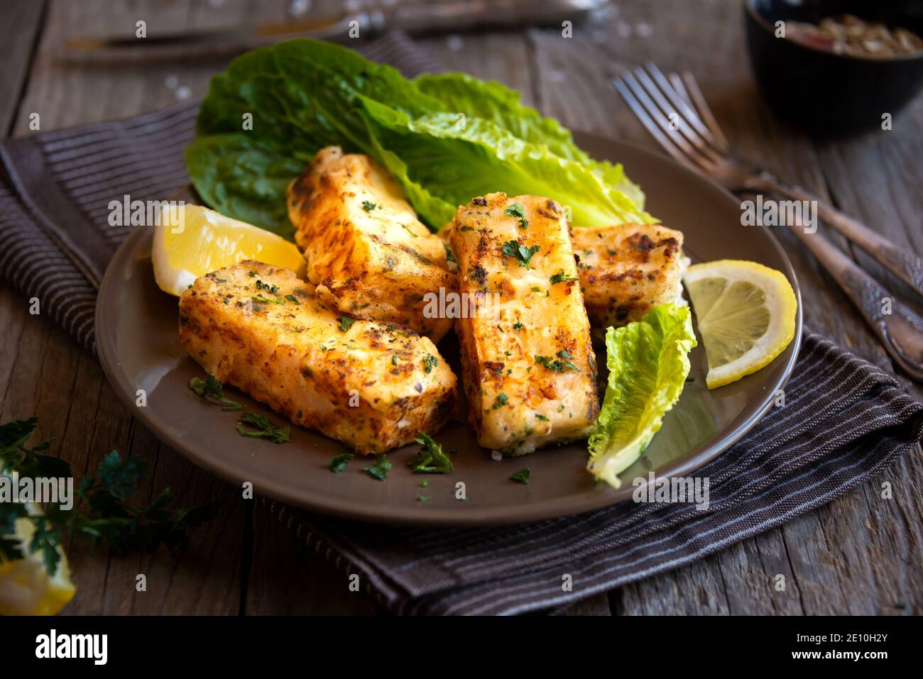 Filet de poisson cuit avec citron et laitue Banque D'Images