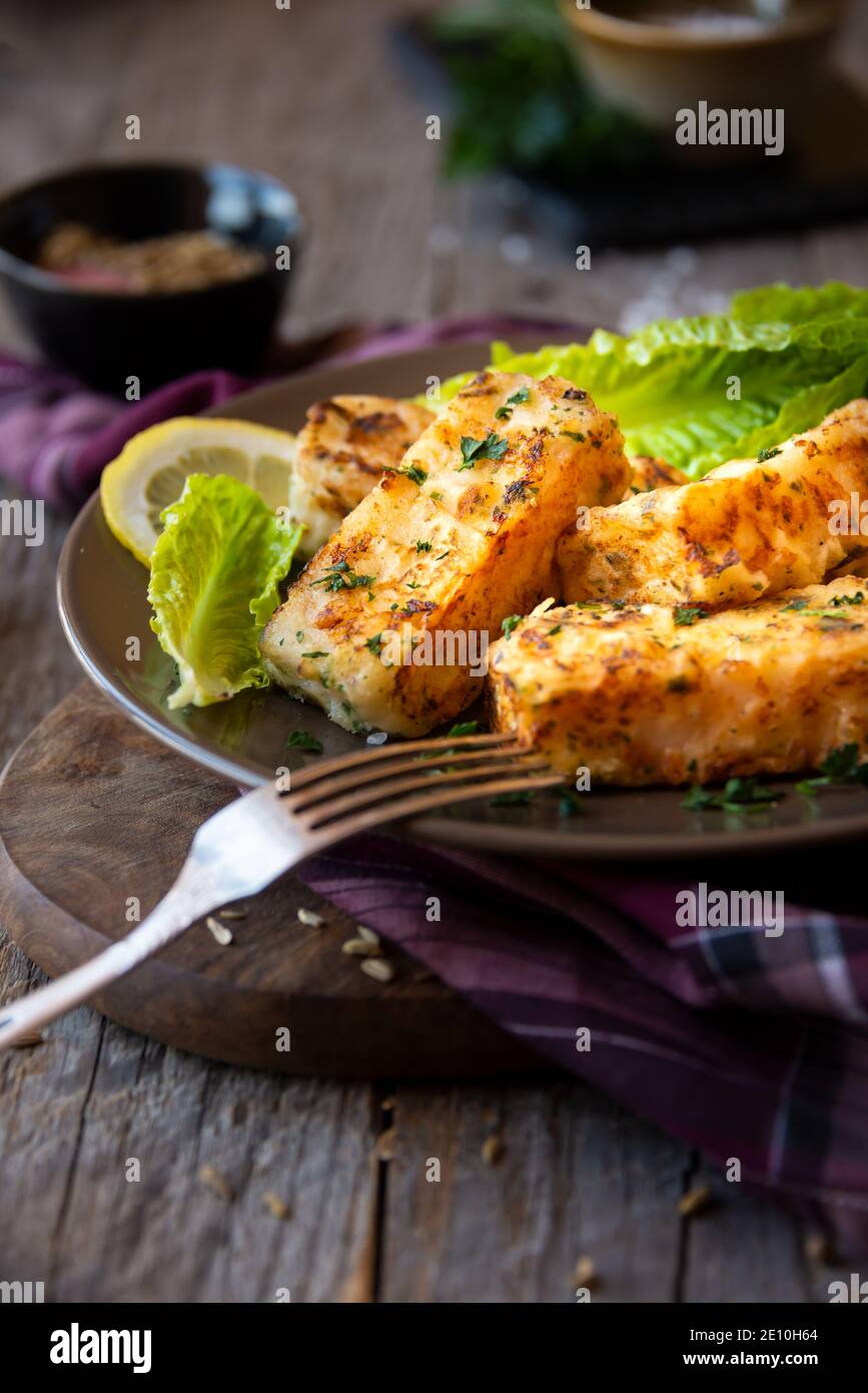 Filet de poisson cuit avec citron et laitue Banque D'Images