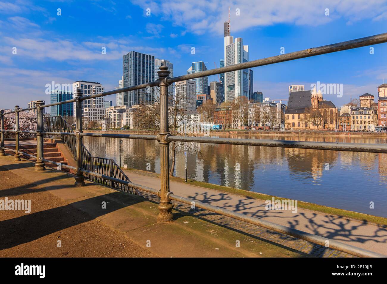 Centre financier avec gratte-ciel de Francfort-sur-le-main. Rivière avec des rampes en premier plan par une journée ensoleillée. Rive de la rivière avec réflexions en spr Banque D'Images