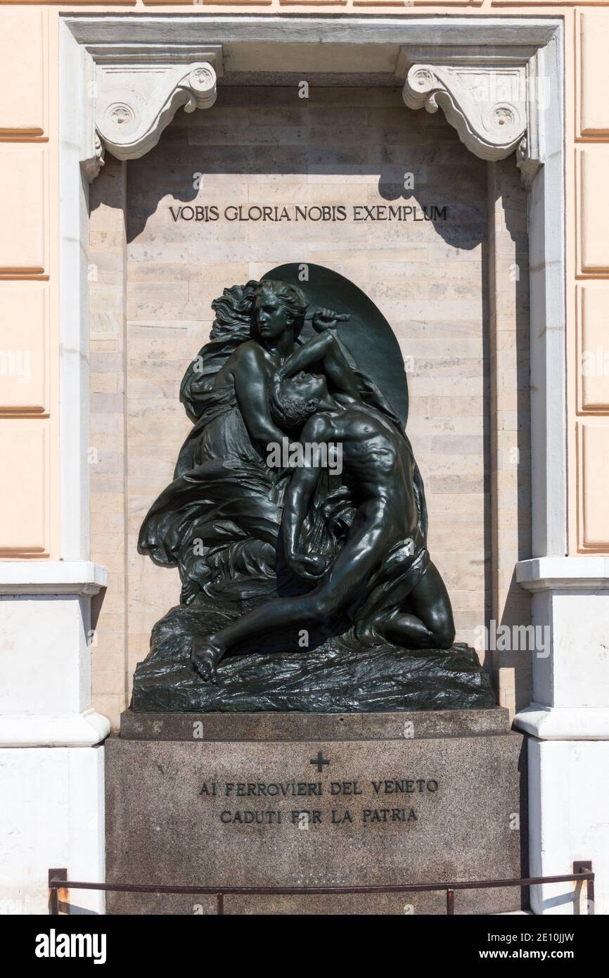 Monument commémoratif dédié aux cheminots tombés pendant la première Guerre mondiale à Venise avec l'inscription latine Vobis Gloria Nobis Exemplum. Italie Banque D'Images