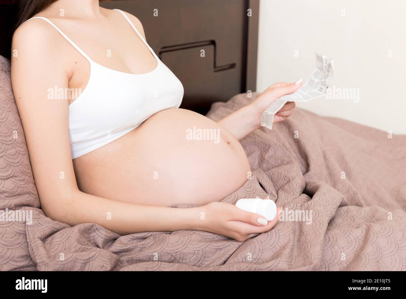 Femme enceinte lecture instructions pour les pilules prescrites, concept de soins de santé, médecine pendant la grossesse. Banque D'Images