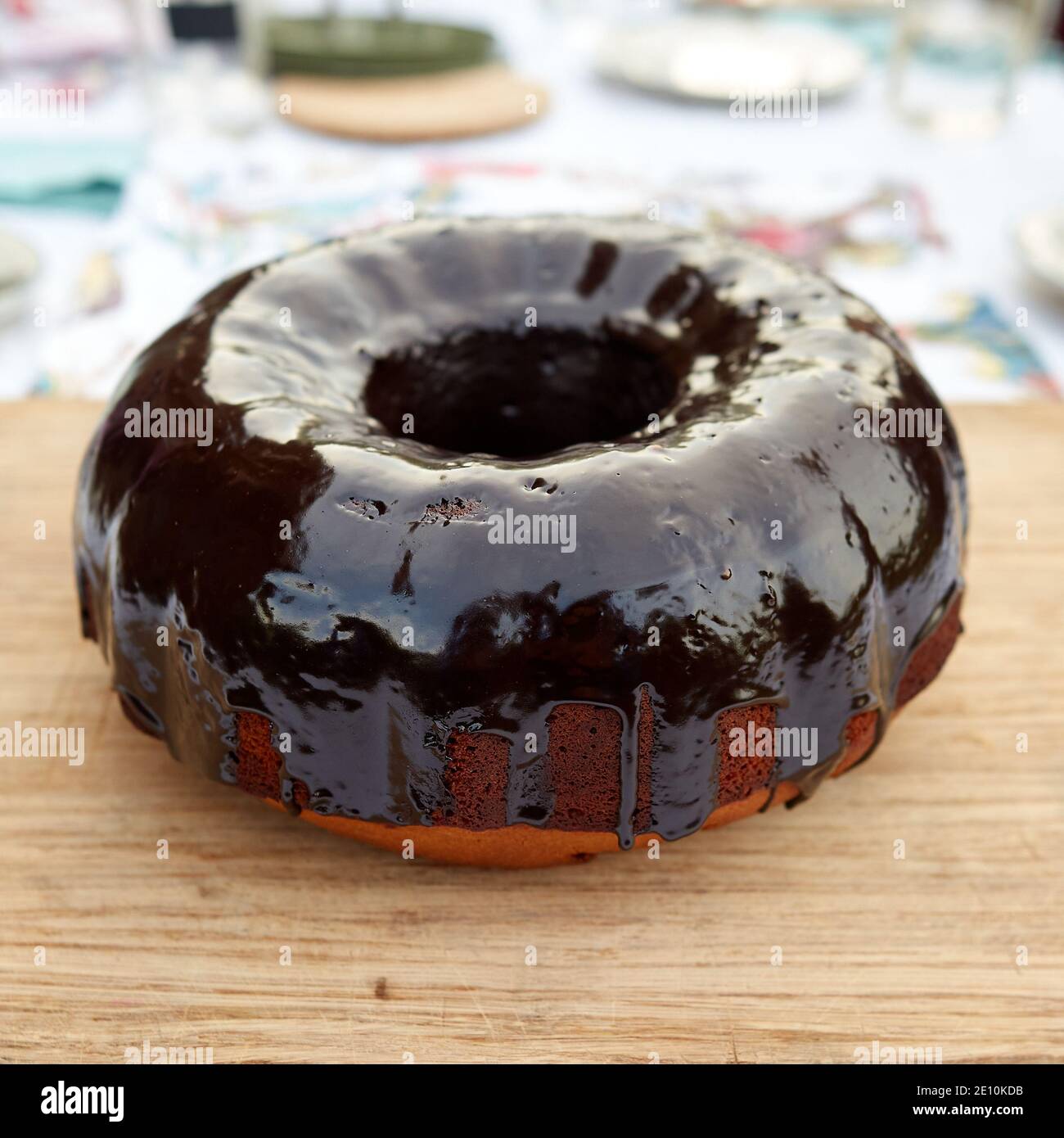 Gateau Au Chocolat Sur Planche A Decouper En Bois Gros Plan Photo Stock Alamy Gateau Au Chocolat Sur Planche A Decouper En Bois Gros Plan Photo Stock Alamy