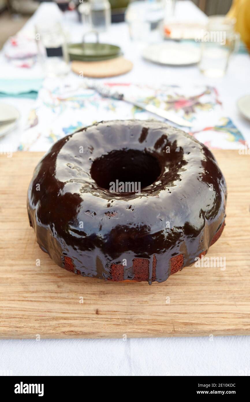 Gateau Bundt Recouvert De Chocolat Sur Planche A Decouper En Bois Vue Large Photo Stock Alamy