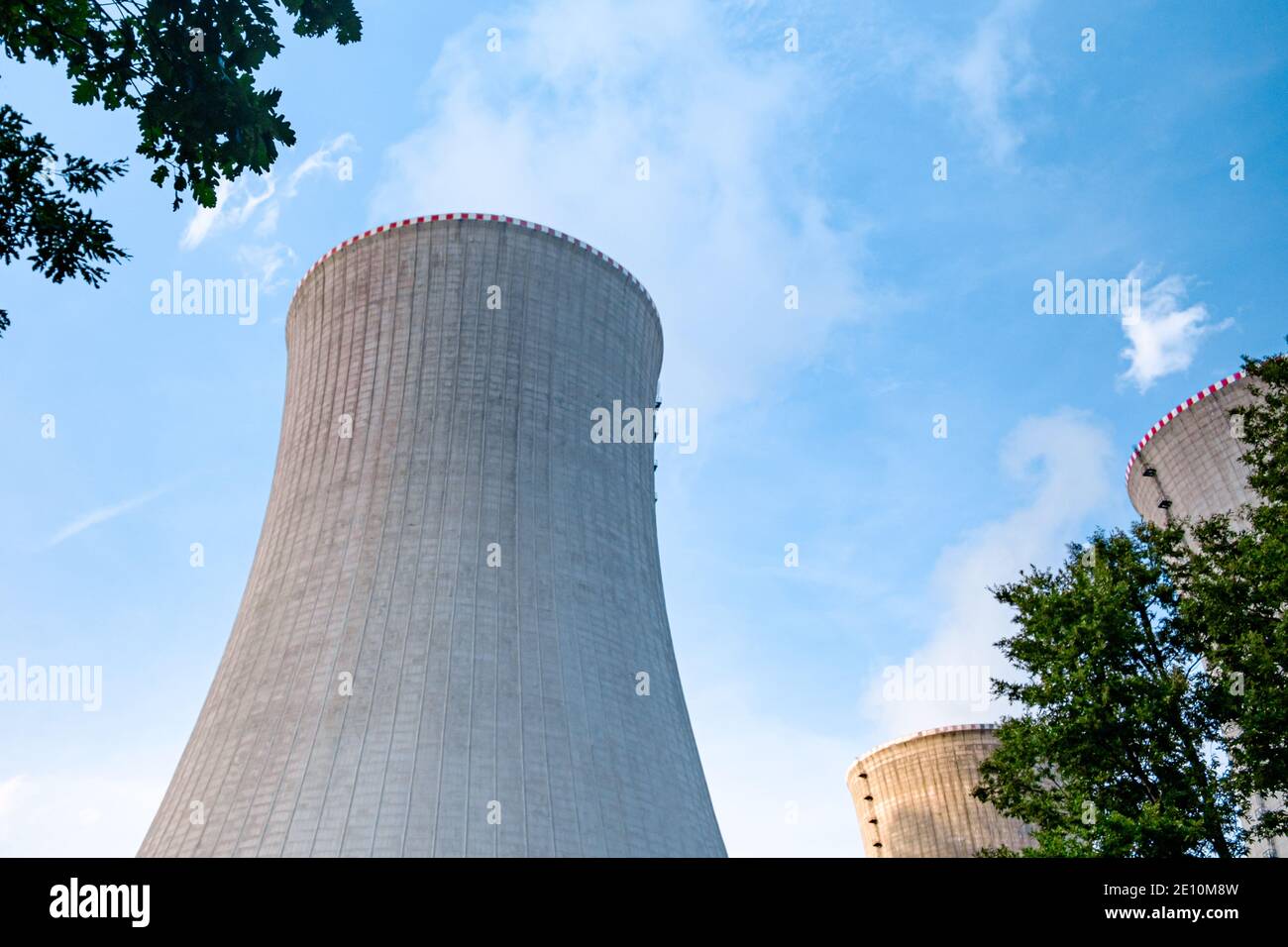 Cheminée de la centrale nucléaire Banque D'Images
