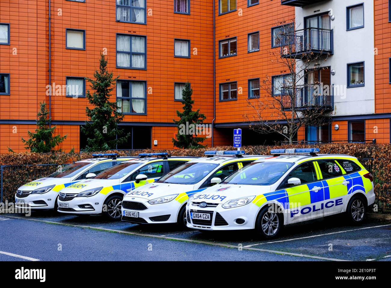 Epsom, Londres, Royaume-Uni, janvier 03 2021, voitures de patrouille de police garées sans personne Banque D'Images