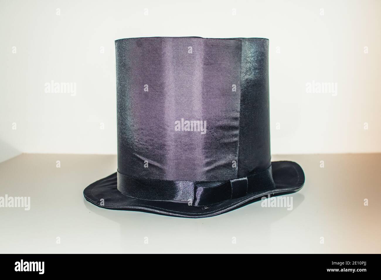 Chapeau magique noir isolé sur fond blanc pour l'image de concept Banque D'Images