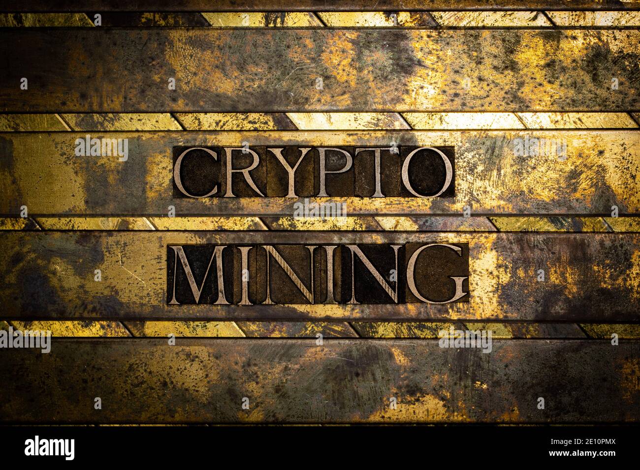 Crypto Mining texte sur le cuivre de grunge texturé et l'or vintage arrière-plan Banque D'Images