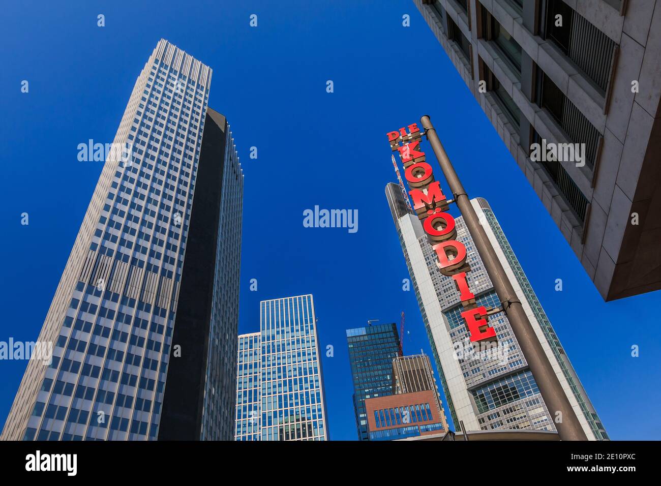 Les gratte-ciels de Francfort, qui s'intéressent au quartier financier et d'affaires. Façades de maisons avec fenêtres en verre ciel bleu au soleil. Comédie à lettres rouges Banque D'Images