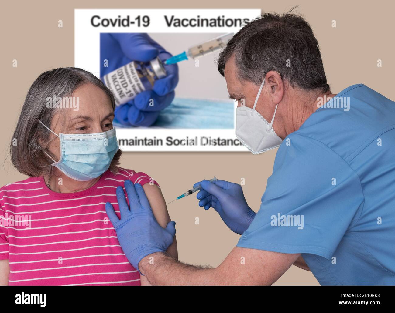 Infirmière principale avec seringue injectant une femme âgée avec le vaccin covid-19 en clinique ou au cabinet médical Banque D'Images