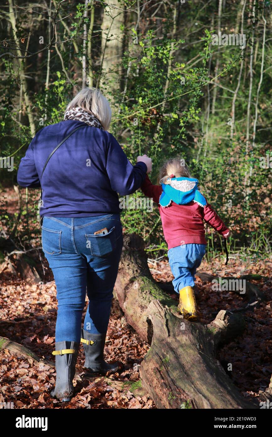Parent avec enfant en marche quotidienne pendant le confinement, Royaume-Uni Banque D'Images