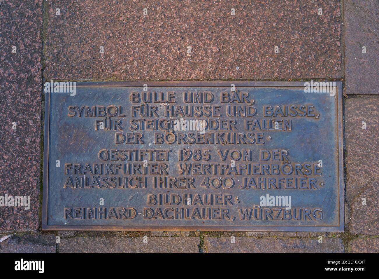 Plaque métallique au sol sur le sentier de Francfort-sur-le-main. Signe pour la bourse en Allemagne. Avis de taureau et d'ours devant le bâtiment i Banque D'Images