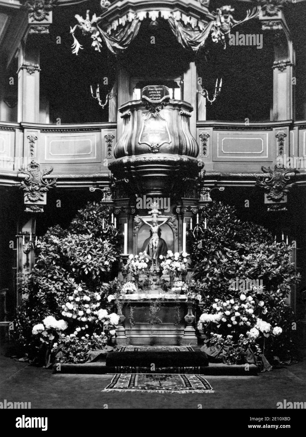 Autel aux fleurs, Église de la Trinité, vers 1935, Berlin, Allemagne Banque D'Images